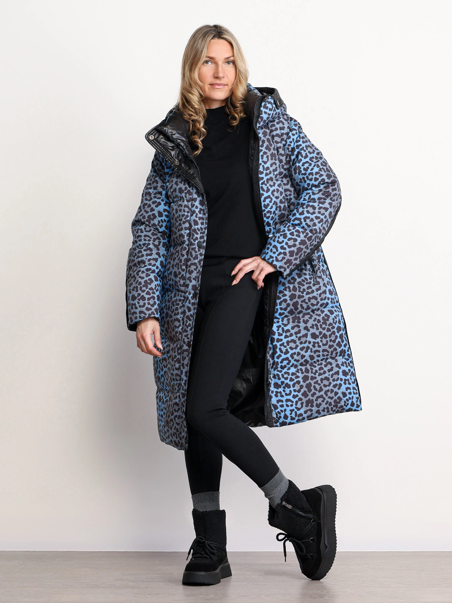 Пуховик цвета мульти с капюшоном